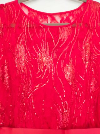 Vestido de cóctel rojo con lentejuelas