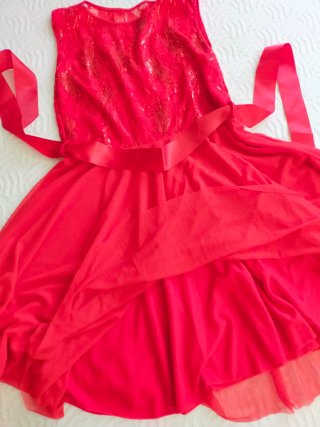 Vestido de cóctel rojo con lentejuelas