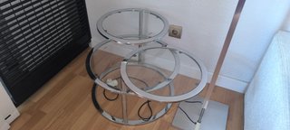 Mesa auxiliar redonda cristal y metal