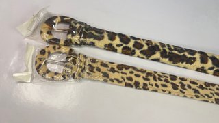 Cinturón amarillo con hebilla decorada