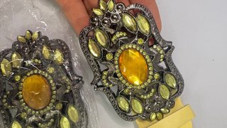 Cinturón amarillo con hebilla decorada