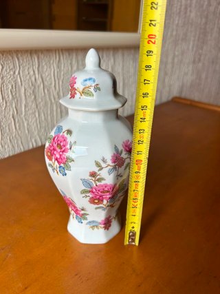 Jarrón de porcelana con tapa y flores
