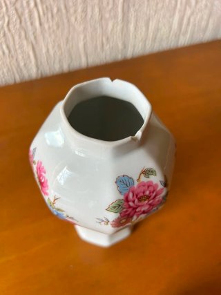 Jarrón de porcelana con tapa y flores