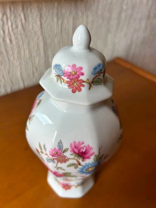 Jarrón de porcelana con tapa y flores