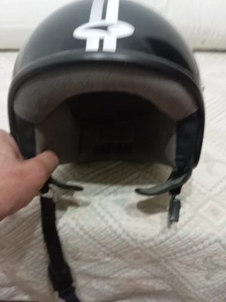 Casco de moto AXO negro. No tiene mucho uso.