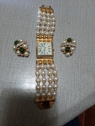 Conjunto Reloj y Pendientes Perlas Dorados