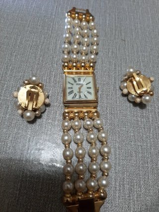 Conjunto Reloj y Pendientes Perlas Dorados
