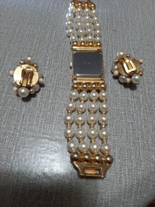 Conjunto Reloj y Pendientes Perlas Dorados