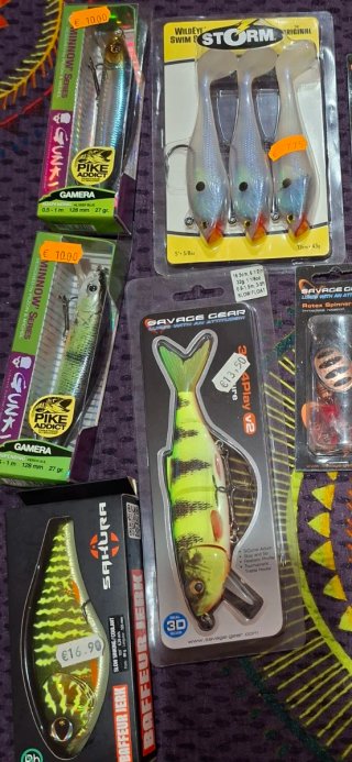 Señuelos de pesca variados