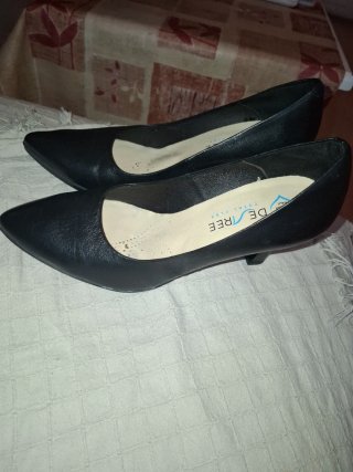 Zapatos negros piel Desiree de tacón.T 40.Nuevos.