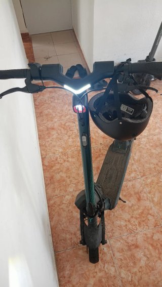 Patinete eléctrico con casco y batería externa!!