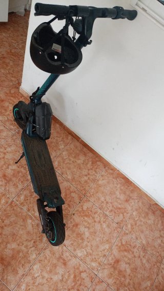 Patinete eléctrico con casco y batería externa!!