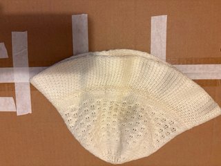Sombrero de punto beige y blanco