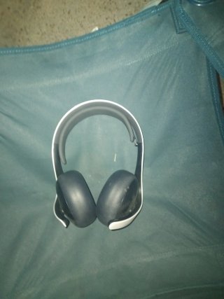 Cascos Inalámbricos Negros y Blancos