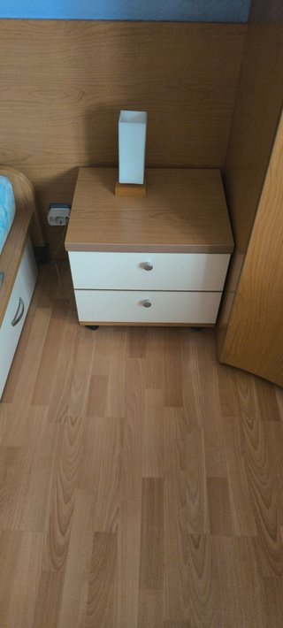 Mesilla de escritorio beis y madera