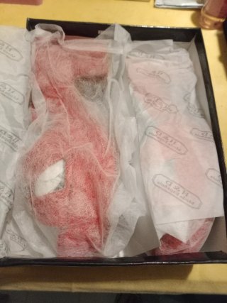 Zapatos rojos de plataforma con caja