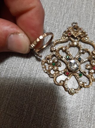 Colgante y Anillo Dorado con Piedras Multicolor