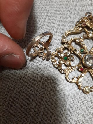 Colgante y Anillo Dorado con Piedras Multicolor
