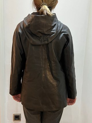 Chaqueta de piel con capucha