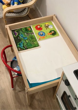 Mesa infantil de actividades de madera