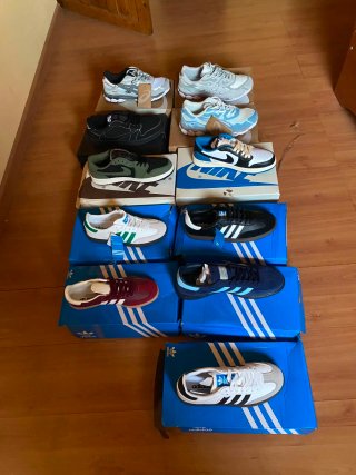 Zapatillas deportivas grises y blancas