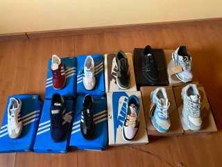 Zapatillas deportivas grises y blancas