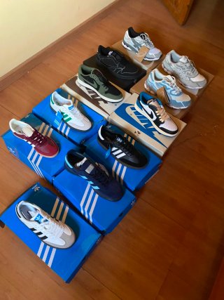 Zapatillas deportivas grises y blancas