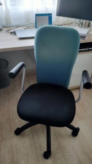 Se vende silla de oficina ergonómica.