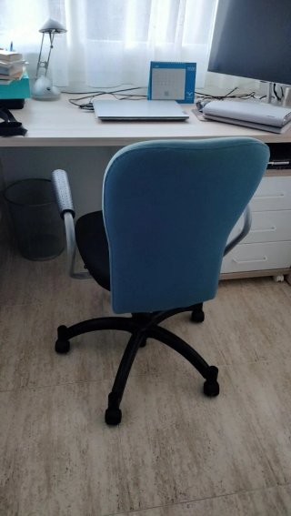 Se vende silla de oficina ergonómica.