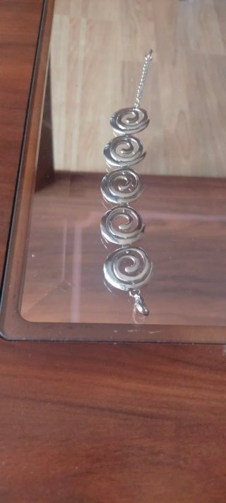 Pulsera plateada con espirales