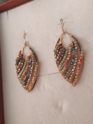 Pendientes largos dorados y multicolor