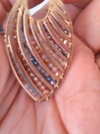 Pendientes largos dorados y multicolor
