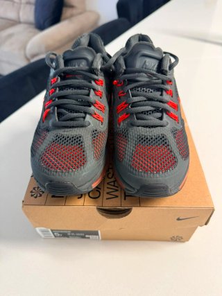 Nike Air Max 2013 gris y rojo