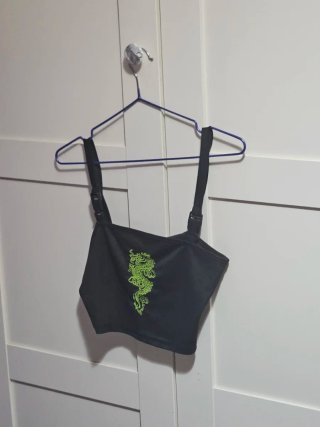 Top negro con dragón verde