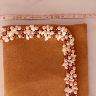 Bolso de mano marrón con cadena dorada