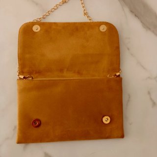 Bolso de mano marrón con cadena dorada