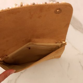 Bolso de mano marrón con cadena dorada