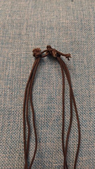 Collar artesanal de cuentas de madera con pluma