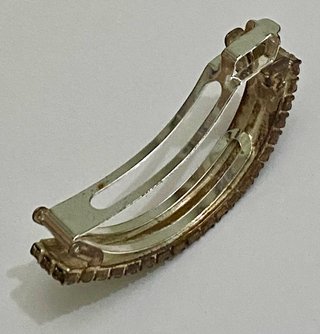 Broche,pendientes con pedrería y pulsera cuero.