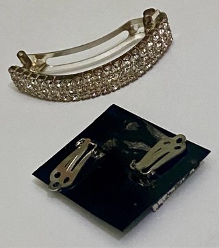 Broche,pendientes con pedrería y pulsera cuero.