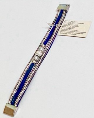 Broche,pendientes con pedrería y pulsera cuero.