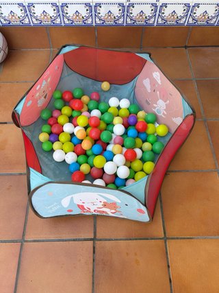 Parque de bolas infantil con pelotas