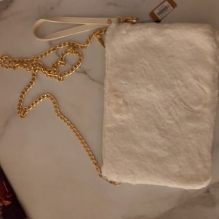 Bolso blanco peludo con cadena dorada