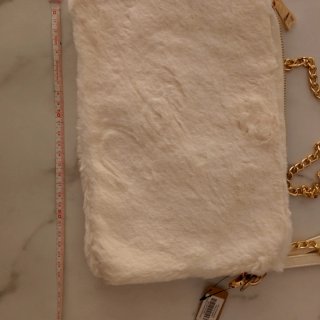 Bolso blanco peludo con cadena dorada