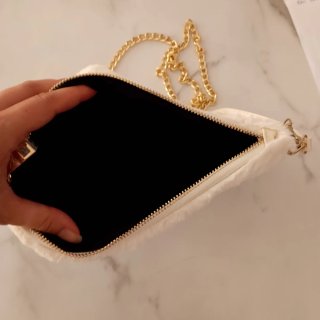 Bolso blanco peludo con cadena dorada