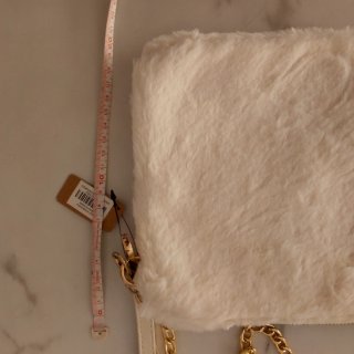 Bolso blanco peludo con cadena dorada