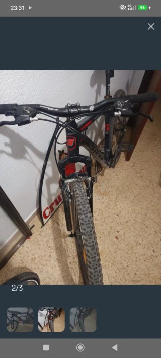 Bicicleta de montaña negra y roja ruedas 27'5"