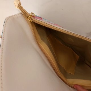 Cartera de mano con cadena y diseño de viajes