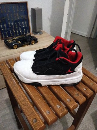 Zapatillas Jordan Negras, Rojas y Blancas