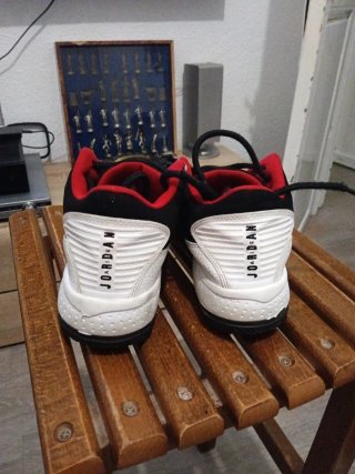 Zapatillas Jordan Negras, Rojas y Blancas